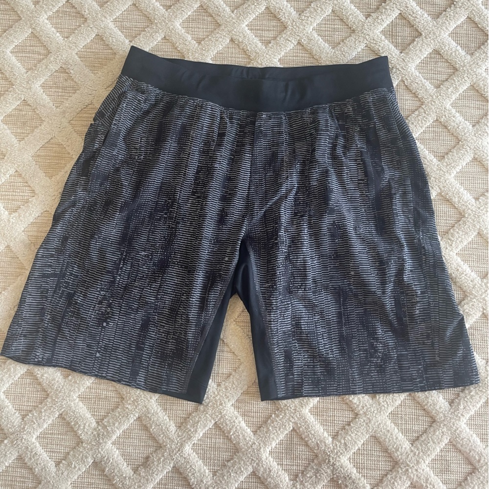 Lululemon Men's 7" Pace Breaker Board Shorts Black Size Extra Large
